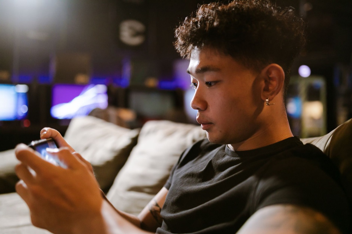 Smartphone mostrando un juego de batalla real
