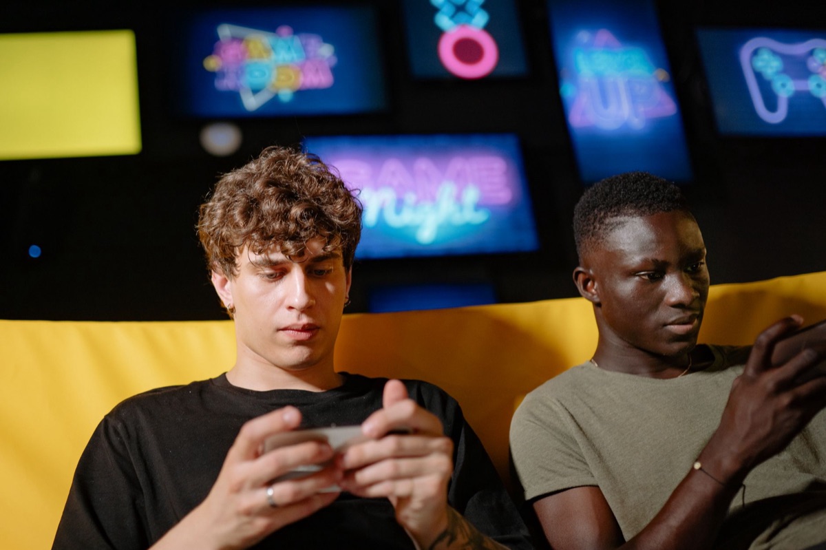 Smartphone utilizzato per giocare a titoli battle royale mobile