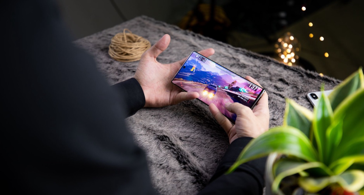 スマートフォンでバトルロイヤルゲームをプレイする様子