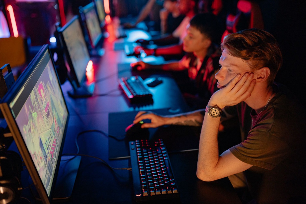 E-sports toernooi publiek in een arena