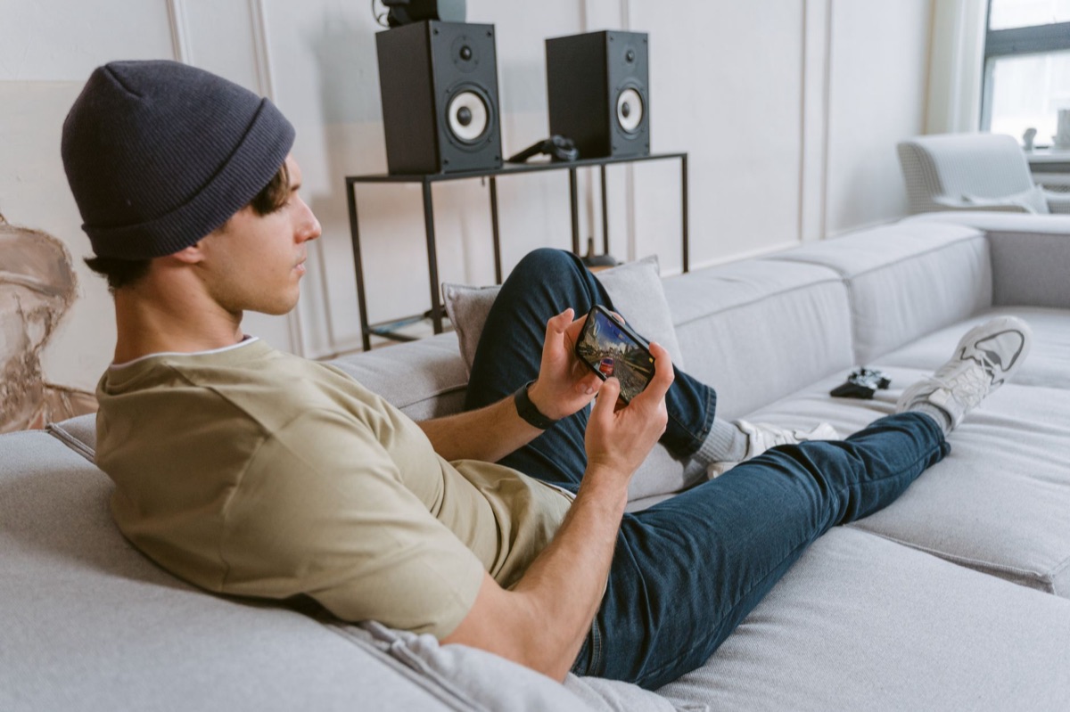 Smartphone sendo usado para jogar jogos de batalha real.