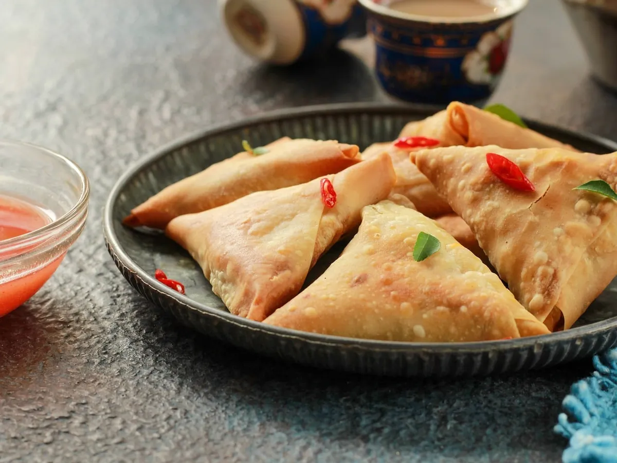 samosa, chili, indian, cuisine, food, meal, delicious, fried, spicy, vegetarian, traditional, appetizer, popular, light lunch, favourite, appetizer dish, handma
