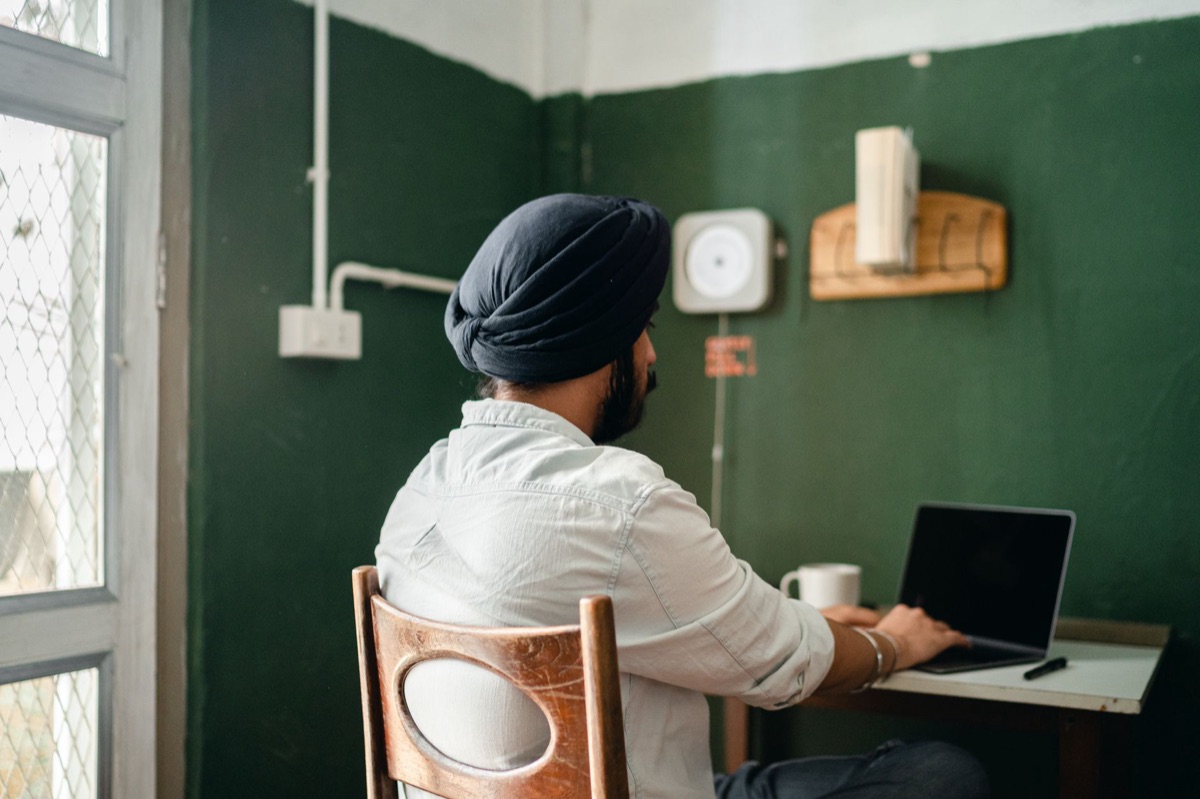 Un créateur indien dans un espace de travail digital