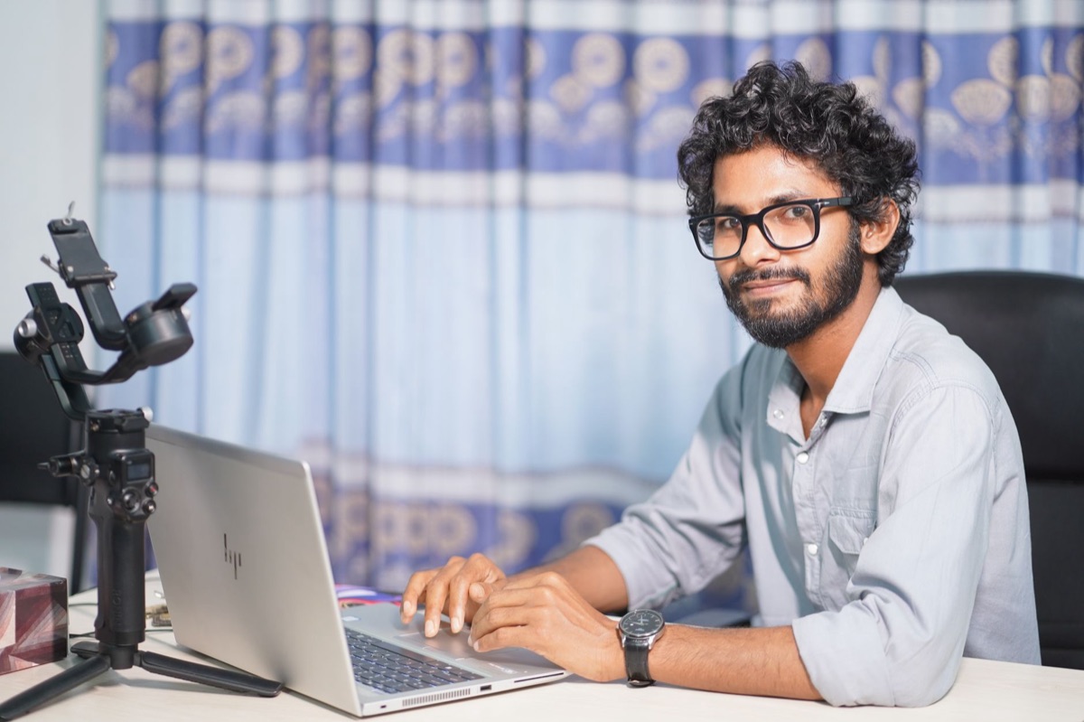 Un créateur indien avec un ordinateur et une caméra