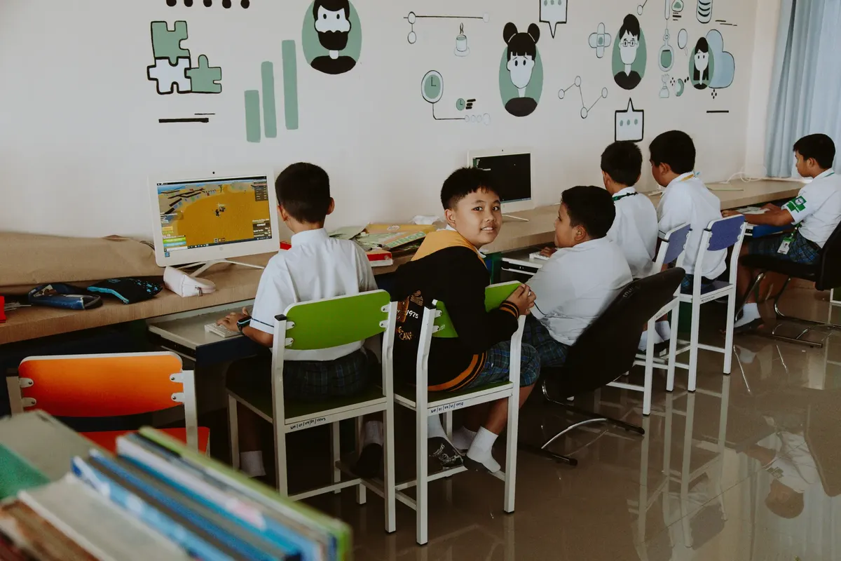 小學生在科技驅動的現代教室裡學習
